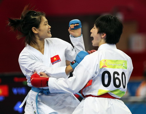 Nữ võ sĩ Lê Bích Phương (trái) bị chấn thương không thể dự SEA Games 27.