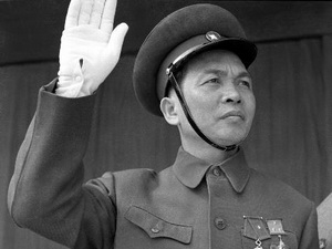 Đại tướng Võ Nguyên Giáp trên lễ đài tại Quảng trường Ba Đình lịch sử, ngày 1-1-1955. (Ảnh: TTXVN)