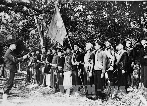 Ngày 22.12.1944, tại khu rừng Trần Hưng Đạo ở Cao Bằng, Đội Việt Nam tuyên truyền giải phóng quân chính thức làm lễ thành lập, gồm 34 chiến sĩ, do đồng chí Võ Nguyên Giáp trực tiếp chỉ huy. Hai ngày sau khi thành lập, Đội đã đánh thắng trận đầu ở Phay Khắt – Nà Ngần. Ngày 22.12 được lấy làm Ngày thành lập Quân đội nhân dân Việt Nam. Trong ảnh: Đồng chí Võ Nguyên Giáp đọc Quân lệnh số I. Ảnh: TTXVN