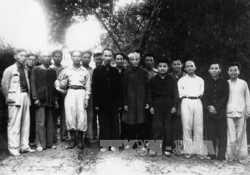 Đại tướng Võ Nguyên Giáp (hàng đầu, thứ ba từ trái sang) bên cạnh Chủ tịch Hồ Chí Minh, sau lễ phong quân hàm Đại tướng, tại Lục Rã, chân đèo Re, ngày 27.5.1948. Ảnh: TTXVN sưu tầm