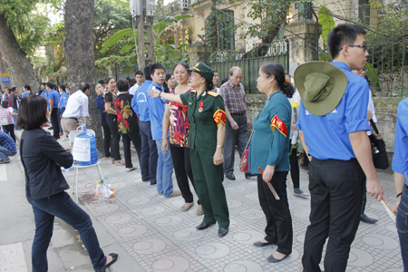 Hội phụ nữ Phường Điện Biên tham gia công tác hướng dẫn đồng bào cả nước vào tiễn biệt Đại tướng Võ Nguyên Giáp.