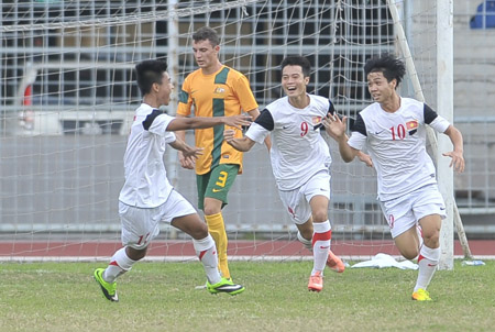 Công Phượng (ngoài cùng bên phải) lập cú đúp trong chiến thắng thuyết phục của U19 Việt Nam hôm qua. 