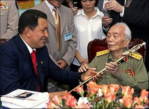 Trong chuyến thăm Việt Nam năm 2006, Tổng thống Venezuelan Hugo Chavez đã tặng cho Đại tướng Võ Nguyên Giáp một bản sao thanh gươm quý của anh hùng Simon Bolivar, nhà cách mạng nổi tiếng người Venezuela, người lãnh đạo các phong trào giành độc lập ở Nam Mỹ đầu thế kỷ 19. Đại tướng đầu tiên, Tổng tư lệnh tối cao Quân đội nhân dân Việt Nam Võ Nguyên Giáp qua đời lúc 18h chiều nay tại Viện quân y 108 (Hà Nội) khi ông vừa qua tuổi 103. Ảnh: AFP