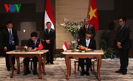Chủ tịch nước Trương Tấn Sang và Tổng thống Indonesia Susilo Bambang Yudhoyono chứng kiến lễ ký  Chương trình Hành động giai đoạn 2014-2018. 
