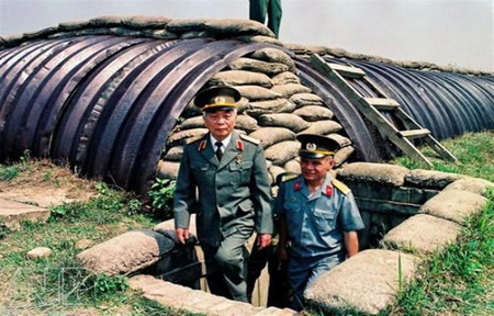 Năm 1984, Đại tướng Võ Nguyên Giáp thăm lại chiến trường Điện Biên Phủ giữa núi rừng Tây Bắc. 