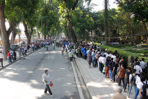 Hàng vạn đồng bào cả nước tiếp tục tụ về ngôi nhà số 30 Hoàng Diệu - nhà riêng của Đại tướng Võ Nguyên Giáp để tiễn biệt vị Đại tướng vĩ đại.