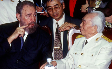 Đại tướng Võ Nguyên Giáp với  lãnh tụ Cuba Fidel Castro. 