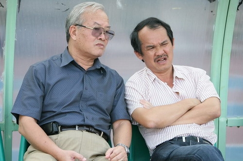 Chuyên gia Nguyễn Văn Vinh (trái) tin rằng BĐVN sẽ có những bước phát triển mạnh mẽ nếu có nhiều Học viện như HAGL-Arsenal JMG của bầu Đức