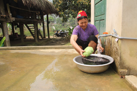 Gia đình bà Lý Thị Lực có công trình nước sạch, nhà tiêu hợp vệ sinh từ vốn vay ưu đãi.