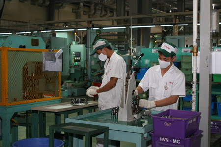Sản xuất linh kiện tại nhà máy của Honda Việt Nam  ở tỉnh Vĩnh Phúc. 
