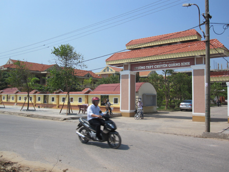 Cổng trường chuyên Quảng Bình.