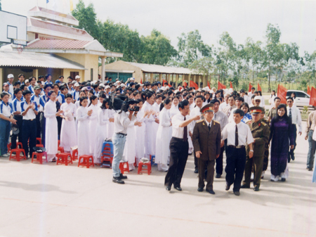 Đại tướng Võ Nguyên Giáp về thăm trường THPT chuyên Quảng Bình năm 2002
