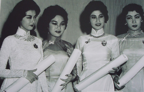 Thanh Nga nhận HCV giải Thanh Tâm năm 1958