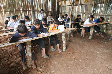 Với các chương trình này, nhiều học sinh có thể nghe, nói, đọc, viết tiếng mẹ đẻ của mình. (Ảnh chụp tại xã Nà Bủng, huyện Mường Nhé, Điện Biên).