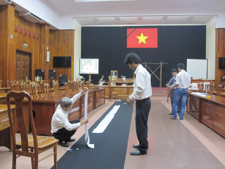 Trang hoàng bàn thờ, nơi viếng Đại tướng Võ Nguyên Giáp tại Hội trường UBND tỉnh Quảng Bình