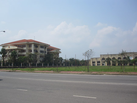 Trụ sở UBND tỉnh Quảng Bình và quảng trường sân vận động Đồng Hới nơi đặt địa điểm viếng Đại tướng tại Quảng Bình (quảng trường được làm bãi đậu xe)