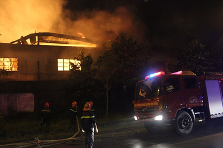Hiện trường vụ cháy ngùn ngụt công ty gỗ trong đêm tại KCN Đồng An- Bình Dương