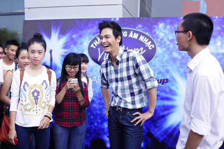 MC Phan Anh trò chuyện với các thí sinh vòng loại Vietnam Idol 2013.