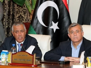 Thủ tướng Ali Zeidan (trái) tại cuộc họp báo ở Tripoli sau khi ông được trả tự do. (Nguồn: AFP/TTXVN)