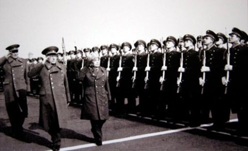 Bộ trưởng Quốc phòng Liên Xô, nguyên soái Ustinov (bên trái, hàng trên) và Đại tướng Võ Nguyên Giáp duyệt đội danh dự trong chuyến thăm Liên Xô năm 1977. Nguồn: kho tư liệu của Boris