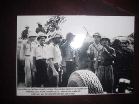 Bức ảnh Đại tướng chụp với đại đội pháo cao xạ  khi nghé thăm Ngã ba Đồng Lộc, năm 1968.