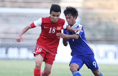 Cầu thủ Hoàng Thanh Tùng (số 18).  