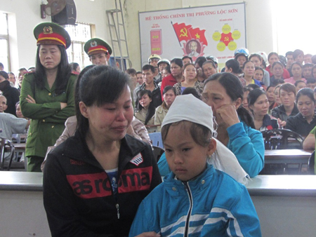 Nguyễn Thị Hoa ôm con gái khóc lóc trong giờ nghị án