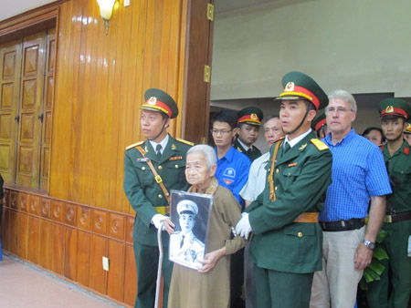  Cụ Huệ và người con trai, ông Bùi Quang Thiện và đứa cháu rể người Ca na đa từ Huế ra, đến viếng Đại tướng Võ Nguyên Giáp