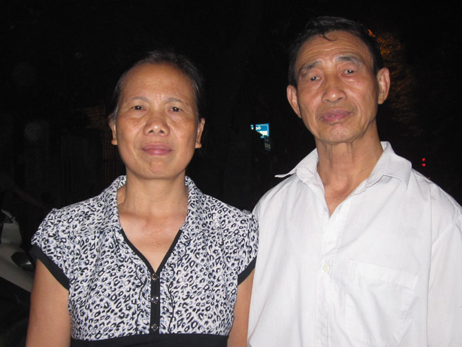 Bác Nguyễn Văn Hải và vợ cho biết, sáng ngày mai sẽ đến đây xếp hàng thật sớm để được đưa Đại tướng về với đất mẹ Quảng Bình