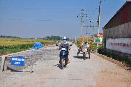 Công trình đường giao thông liên xã dở dang vì chờ vốn.