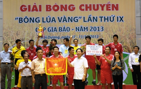 Đội bóng chuyền nông dân huyện Bình Giang đã xuất sắc giành chức vô địch