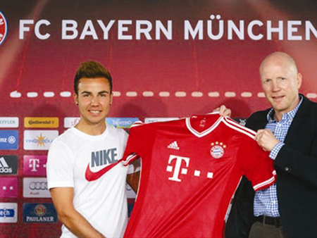 Gotze cũng từng mặc “nhầm áo” trong ngày ra mắt Bayern Munich