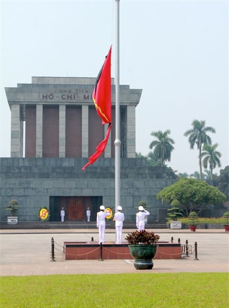 Thực hiện lễ chào cờ - lá cờ từ từ hạ xuống