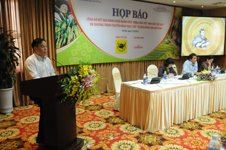 Ông Lưu Quang Định (trái) công bố kết quả bình chọn danh hiệu “Nông dân Việt Nam xuất sắc 2013”.