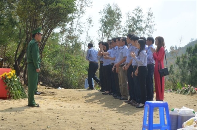 Người dân từ thị trấn Ba Đồn, huyện Quảng Trạch, Quảng Bình đến viếng mộ Đại tướng 