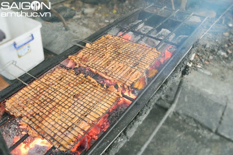 Quầy nướng thịt trên than hồng nghi ngút khói suốt buổi chiều