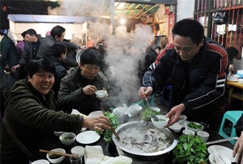 Nhà hàng Trung Quốc cho thuốc phiện vào thức ăn để giữ khách.