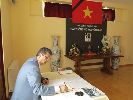 Phó Thống đốc khu vực Attiki ghi Sổ tang, thể hiện sự ngưỡng mộ đối với Đại tướng và kính trọng nhân dân VN