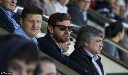  Villas-Boas chăm chú theo dõi trận đấu giữa Barcelona B và Deportivo     