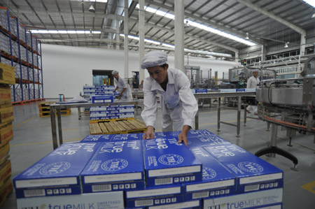 Dây chuyền sản xuất, đóng hộp sữa tại Nhà máy Chế biến sữa tươi TH true MILK ở Nghĩa Đàn, Nghệ An. 