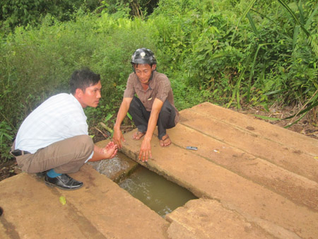 Bể chứa của công trình nước tự chảy làng Hưng Dơng, xã Kông Yang, huyện Kon Chro  đầy nước nhưng rất bẩn, người dân không có nước sạch để dùng. 