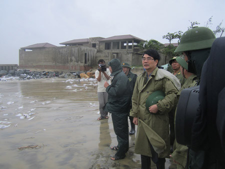 Bộ trưởng Bộ NN & PTNT Cao Đức Phát chỉ đạo công tác phòng chống lũ sau bão tại Hội An