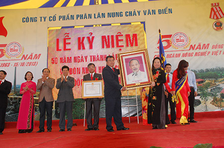 Phó Chủ tịch nước Nguyễn Thị Doan trao tặng tấm ảnh Bác Hồ cho lãnh đạo Công ty cổ phần Phân lân nung chảy Văn Ðiển.