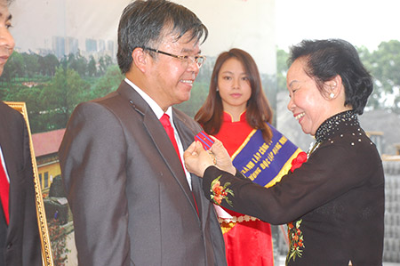 Ông Hoàng Văn Tại - Tổng Giám đốc Công ty cổ phần Phân lân nung chảy Văn Ðiển nhận Huân chương Lao động hạng Ba.