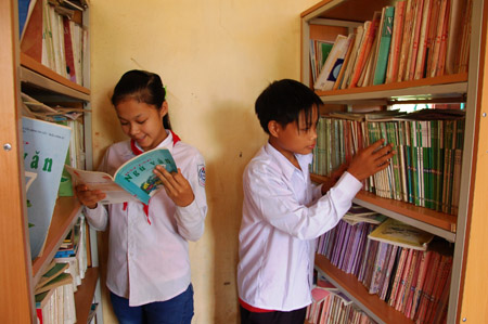 Các em học sinh ở Thượng Cửu tìm sách trong tủ sách do thầy cô xây dựng.