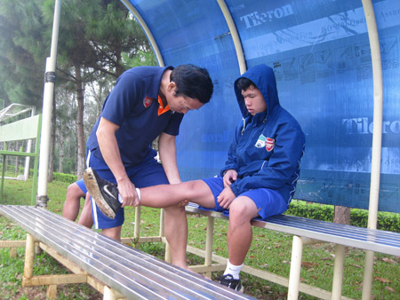 Bác sĩ Đồng Xuân Lâm xem xét chấn thương  cho cầu thủ của học viện.