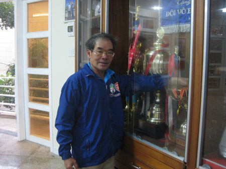 Ông Lê Ngọc Lân trong phòng truyền thống của CLB HAGL.
