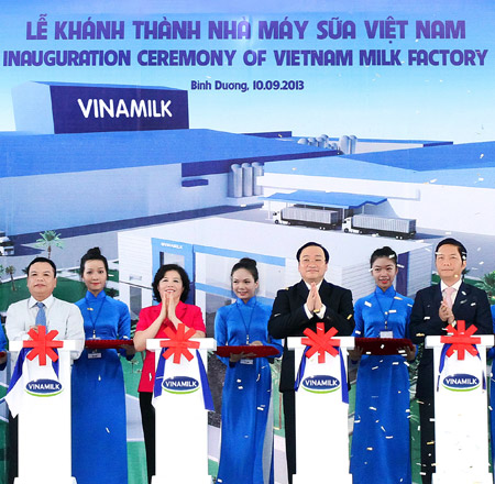 Phó Thủ tướng Hoàng Trung Hải cắt băng khánh thành Nhà máy sữa Việt Nam