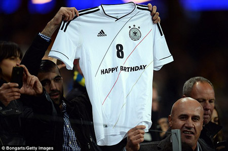 CĐV chào mừng sinh nhật lần thứ 25 của Ozil