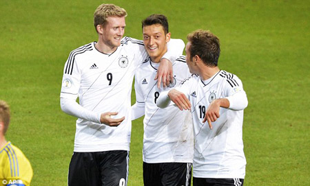 Ozil ăn mừng bàn thắng với các đồng đội